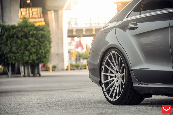 Фото дисков Vossen VFS-2 Глянцевый графит на Mercedes-Benz CLS (C218)