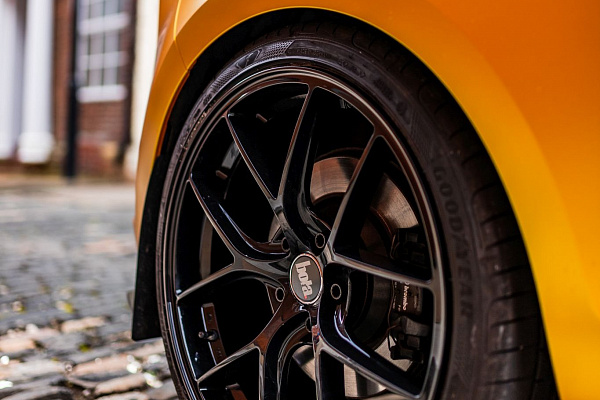 Фото дисков Bola FLE Черный глянец на Volkswagen Golf VII