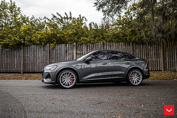 Фото дисков Vossen HF-4T Серебро на Audi E-tron