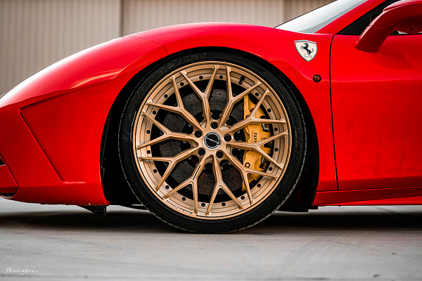 Фото дисков Brixton Forged CM6-R Глянцевая медь на Ferrari 488