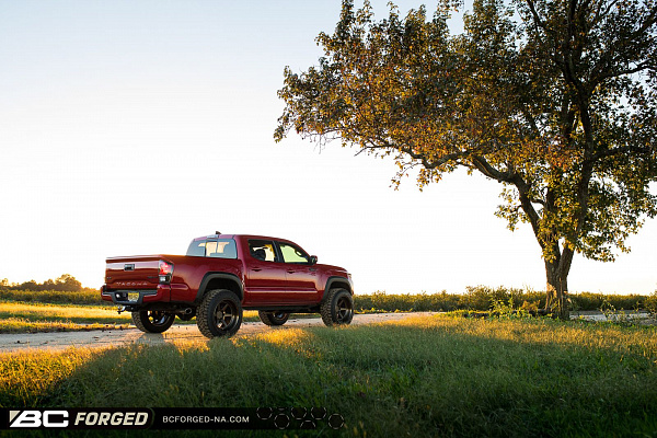 Фото дисков BC Forged LE61 // MLE61 Сатиновая бронза на Toyota Tacoma III