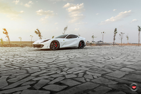 Фото дисков Vossen M-X5 Черный глянец на Ferrari 812