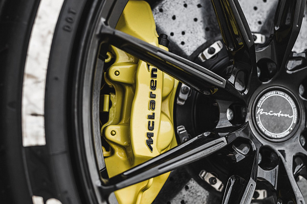 Фото дисков Brixton Forged R11-R Черный глянец на McLaren 720S