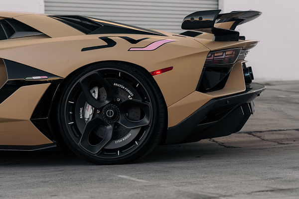 Фото дисков Brixton Forged NC01-R Черный сатин на Lamborghini Aventador