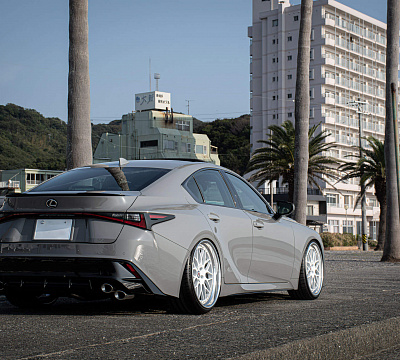 Фото дисков HRE 300 на Lexus IS III