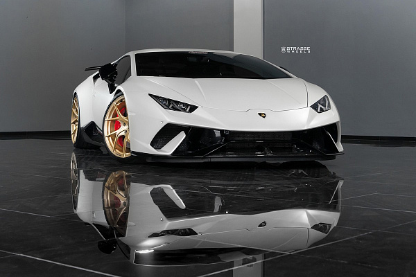 Фото дисков Strasse Wheels SM5RT Deep Concave Monoblock Сатиновое золото на Lamborghini Huracan