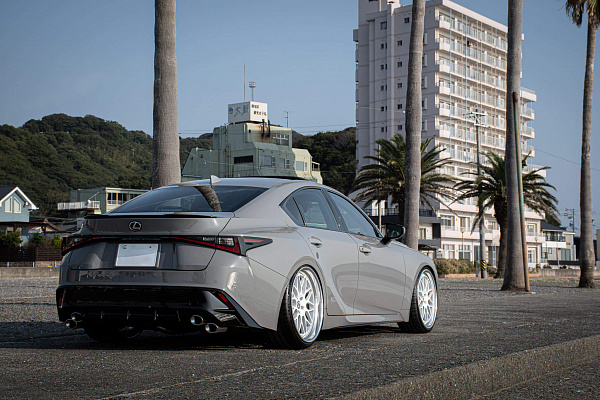 Фото дисков HRE 300 Белый глянец на Lexus IS III
