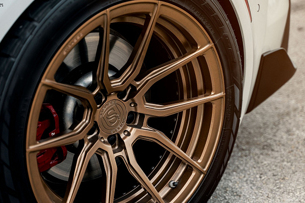 Фото дисков Strasse Wheels SV5 Deep Concave Duoblock Сатиновое темное золото на Toyota Supra A90