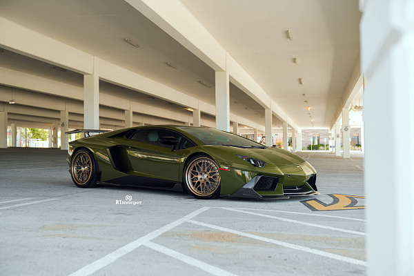 Фото дисков HRE 300 Сатиновая шампань на Lamborghini Aventador