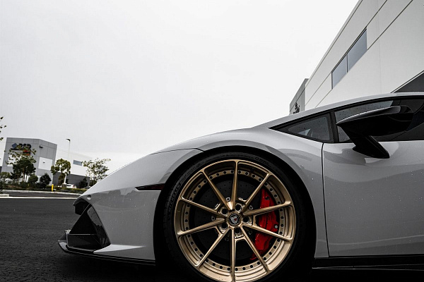 Фото дисков Anrky AN28 Глянцевое темное золото на Lamborghini Huracan