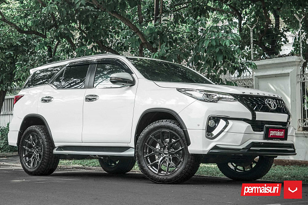 Фото дисков Vossen HF6-4 Черный глянец на Toyota Fortuner II
