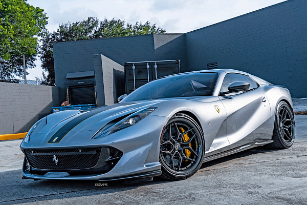 Фото дисков Strasse Wheels SV5R Deep Concave FS Другой цвет на Ferrari 812