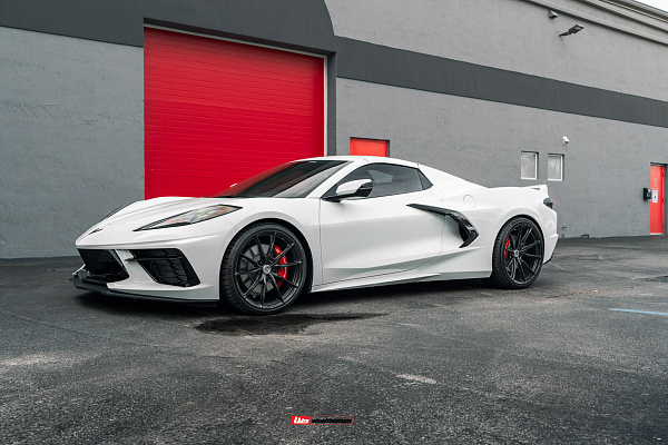 Фото дисков HRE P104SC Черный глянец на Chevrolet Corvette C8