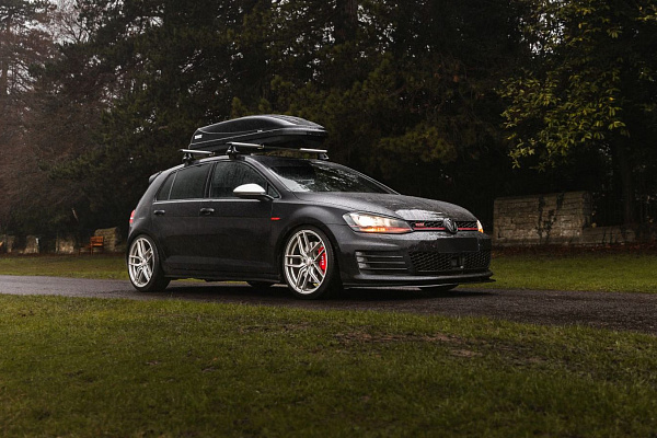 Фото дисков Bola B11 Сатиновый лак на Volkswagen Golf VII
