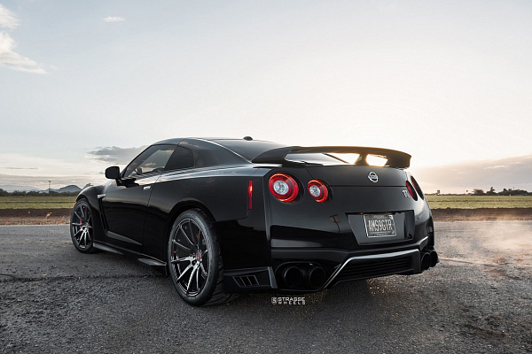 Фото дисков Strasse Wheels R10 Deep Concave Monoblock Черный глянец на Nissan GT-R