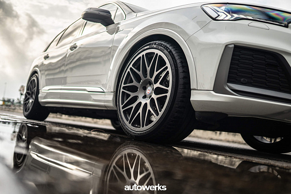 Фото дисков HRE 300M Сатиновый графит на Audi Q7 (4M)