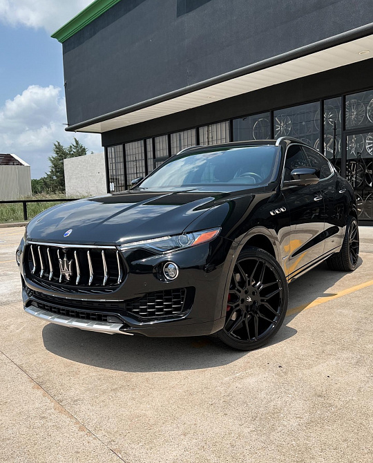 Фото дисков Bogota Черный глянец на Maserati Levante