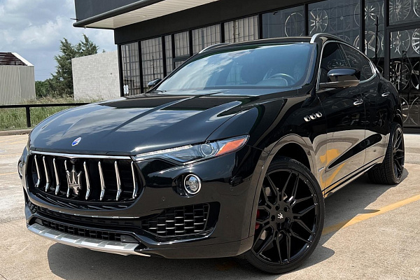 Фото дисков Giovanna Bogota Черный глянец на Maserati Levante