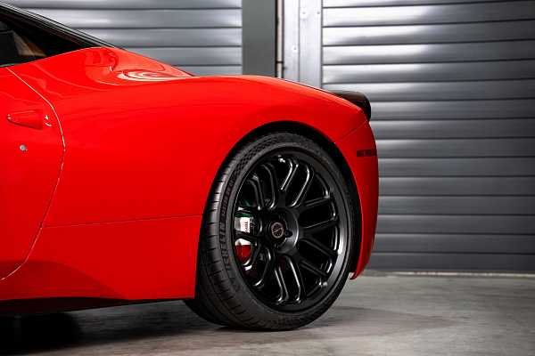 Фото дисков Brixton Forged TR08 Черный сатин на Ferrari 458