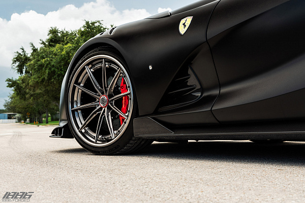 Фото дисков 1886 Wheels G010 Глянцевый темный лак на Ferrari 812
