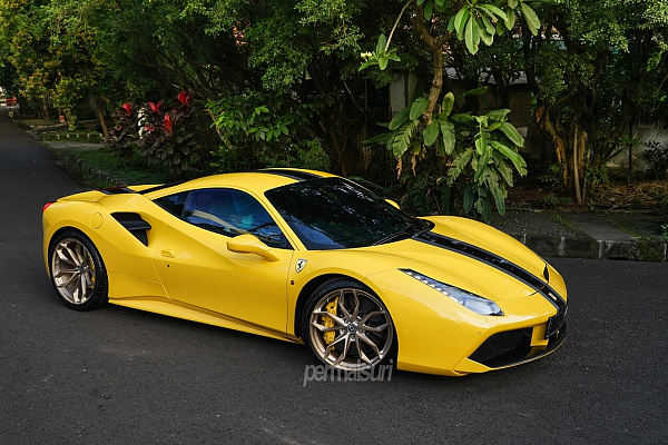 Фото дисков HRE P201 Сатиновая шампань на Ferrari 488