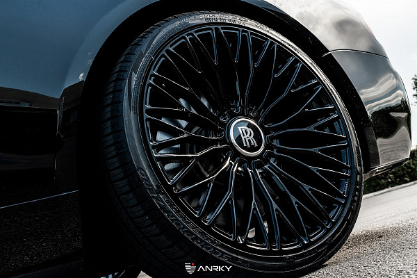 Фото дисков Anrky RF-140 Черный глянец на Rolls-Royce Wraith