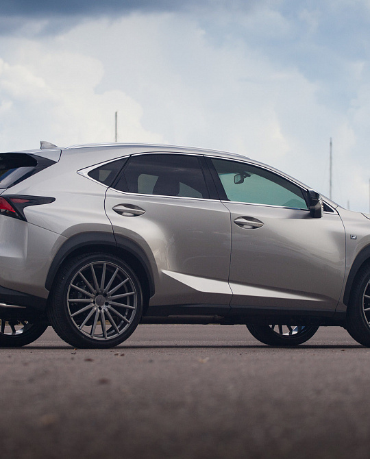 Фото дисков VFS-2 Глянцевый графит на Lexus NX I