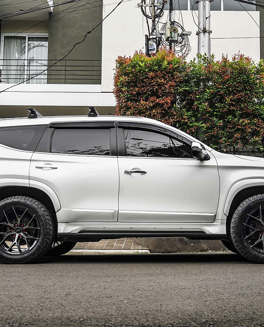 Фото дисков HF6-4 Глянцевый темный лак на Mitsubishi Pajero Sport III