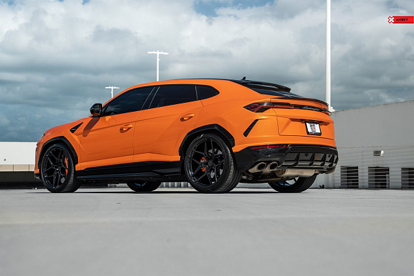 Фото дисков Anrky S1-X4 Черный глянец на Lamborghini Urus