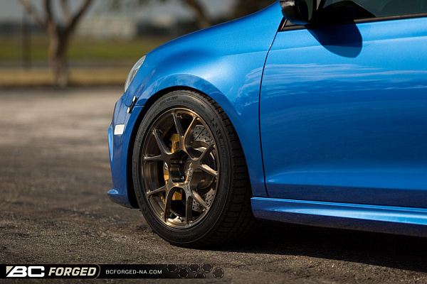 Фото дисков BC Forged RZ05 Глянцевая бронза на Volkswagen Golf VII