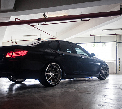 Фото дисков HRE S104 на BMW 5/M5 (F10)