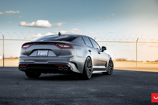 Фото дисков Vossen HF-2 Сатиновый графит на Kia Stinger
