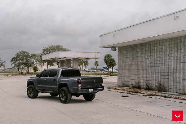 Фото дисков Vossen HF6-4 Сатиновое темное золото на Toyota Tacoma III