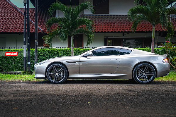 Фото дисков Vossen VFS-5 Глянцевый графит на Aston Martin DB 9 