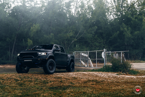 Фото дисков Vossen VFX-02T Черный глянец на Ram 1500 V