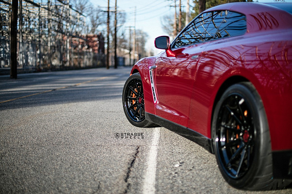 Фото дисков Strasse Wheels R10 Deep Concave FS Черный глянец на Nissan GT-R