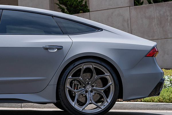 Фото дисков HRE P111SC Глянцевый темный лак на Audi A/RS 7 (4K)