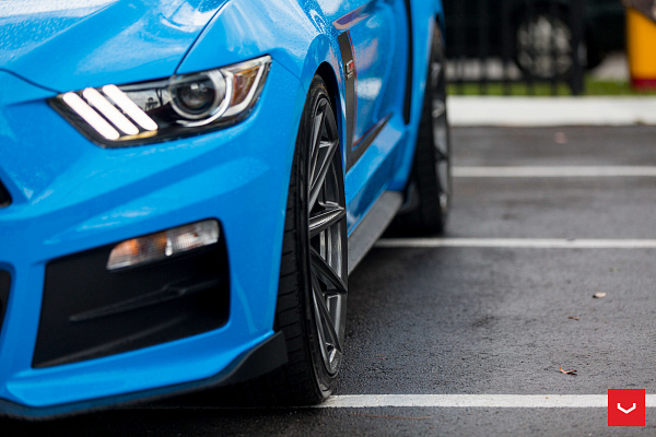 Фото дисков Vossen VFS-10 Глянцевый графит на Ford Mustang VI
