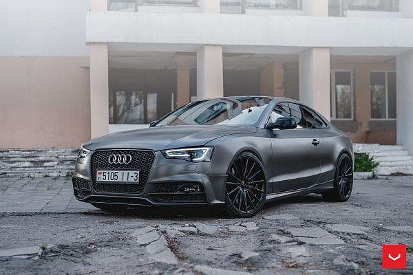 Фото дисков Vossen VFS-2 Черный глянец на Audi A/S/RS 5 (8T)