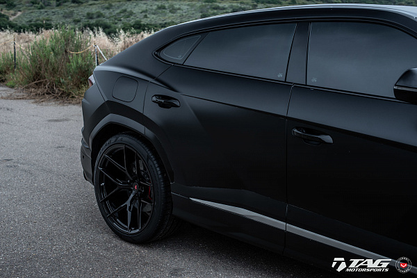 Фото дисков Vossen S21-01 Черный глянец на Lamborghini Urus