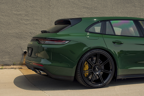 Фото дисков Rotiform FRA Черный сатин на Porsche Panamera III