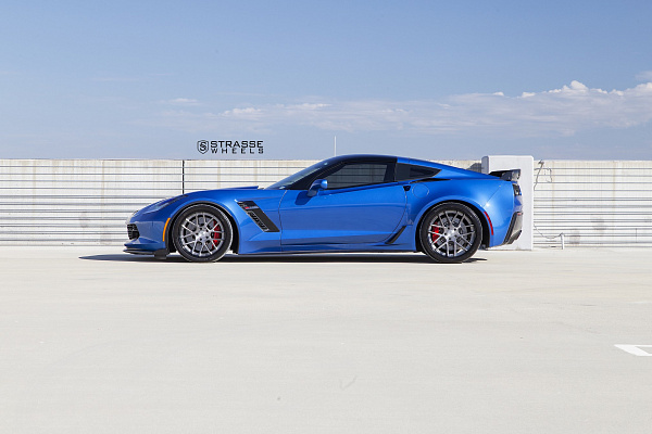 Фото дисков Strasse Wheels SM7 Deep Concave Сатиновый темный лак на Chevrolet Corvette C7