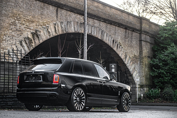 Фото дисков Kahn Type 61  на Rolls-Royce Cullinan