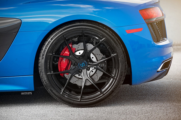 Фото дисков Strasse Wheels SM5R Deep Concave Monoblock Черный глянец на Audi R8 (4S)