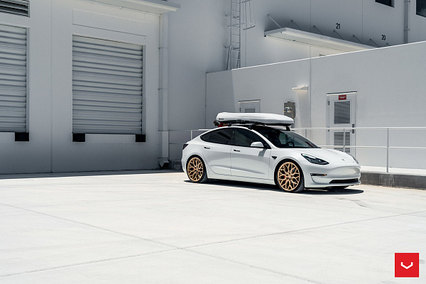 Фото дисков Vossen HF-2 Сатиновое золото на Tesla Model 3