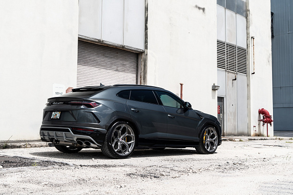 Фото дисков HRE P111SC Глянцевый тонированный лак на Lamborghini Urus