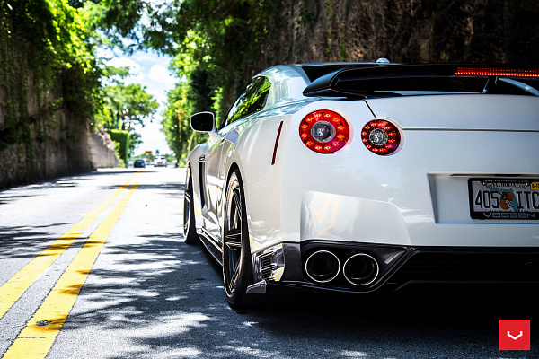 Фото дисков Vossen VFS-5 Глянцевый графит на Nissan GT-R