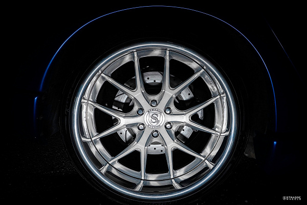 Фото дисков Strasse Wheels SM6R Signature Глянцевый лак на Dodge Viper