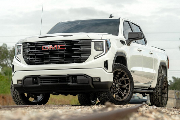 Фото дисков 4PLAY 4P83 Сатиновая темная бронза на GMC Sierra IV