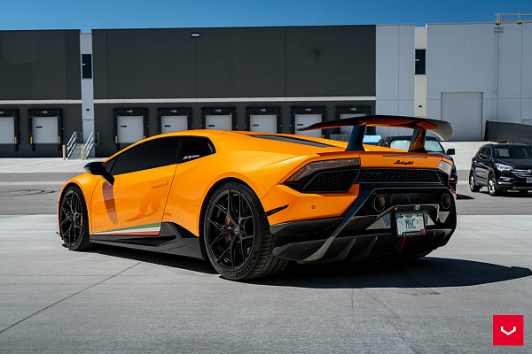 Фото дисков Vossen HF-5 Черный глянец на Lamborghini Huracan
